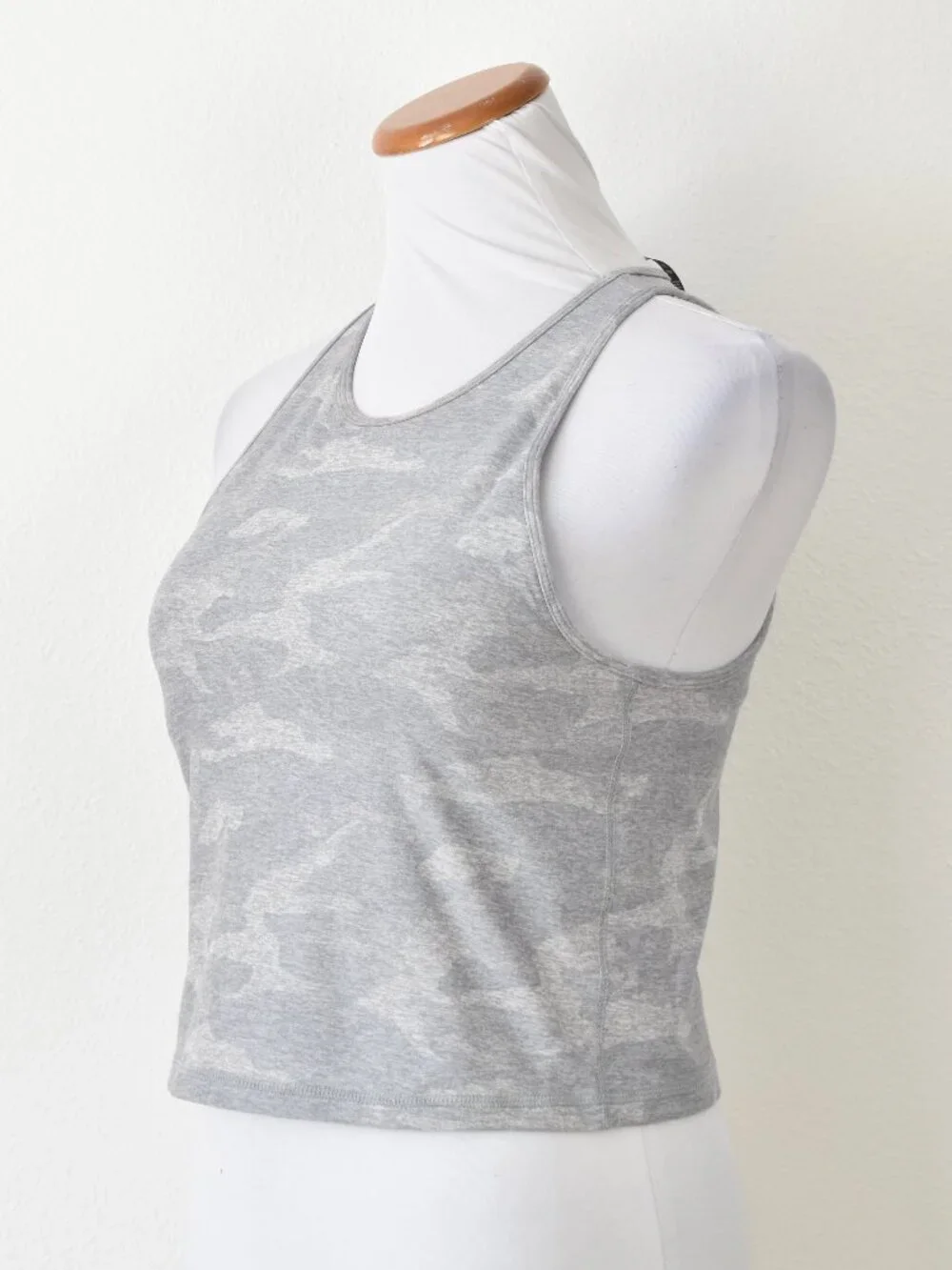 Vuori Elevation Plyo Tank Camouflage Crop Top - L - Picture 3 of 9